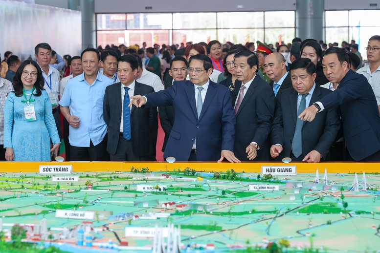 Thủ tướng Phạm Minh Chính đã nêu rất rõ định hướng: Cơ quan quản lý xây dựng các quy hoạch, tiêu chuẩn, quy chuẩn, các điều kiện cần thiết khác rồi công bố công khai, người dân, doanh nghiệp cứ thế làm theo - Ảnh VGP: Thủ tướng Phạm Minh Chính xem mô hình quy hoạch tỉnh Vĩnh Long