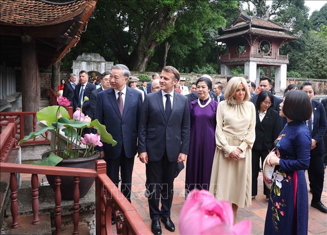 Tổng Bí thư Tô Lâm và Phu nhân cùng Tổng thống Pháp Emmanuel Macron và Phu nhân nghe giới thiệu về 82 bia Tiến sĩ - Di sản tư liệu thế giới.