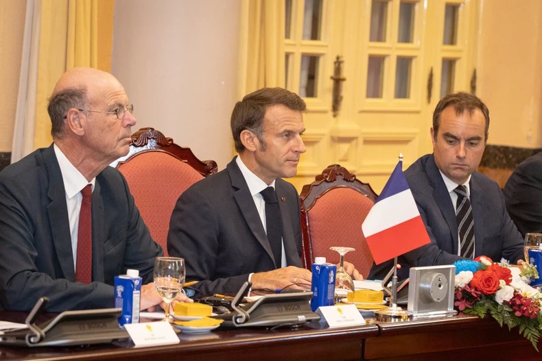 Các đại biểu Pháp tại hội đàm