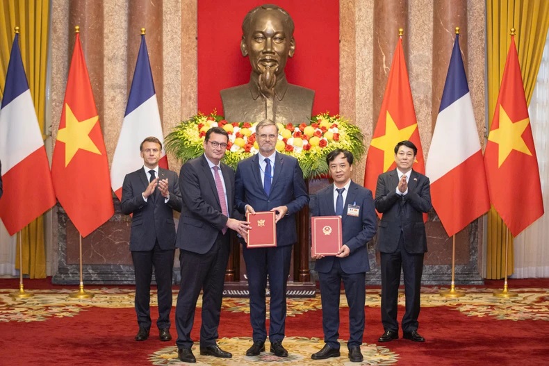 Chủ tịch nước Lương Cường và Tổng thống Pháp chứng kiến lễ trao các văn kiện hợp tác