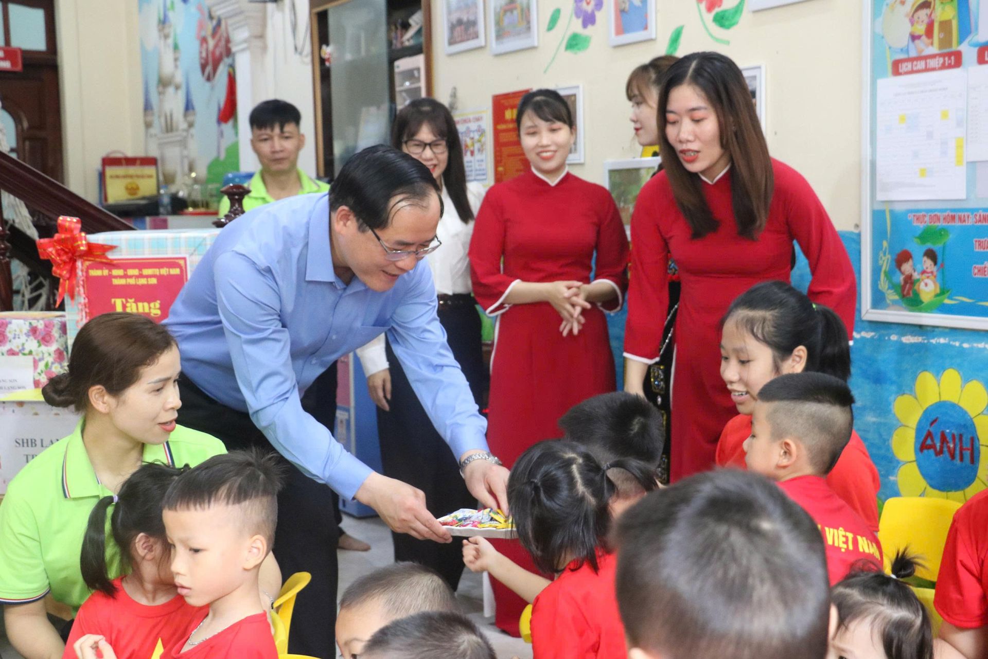 Phó Chủ tịch Thường trực UBND tỉnh Lạng Sơn Dương Xuân Huyên thăm, phát quà cho học sinh tại Trung tâm Hỗ trợ phát triển giáo dục hoà nhập Ánh Sao