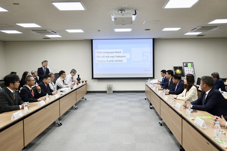 Phó Thủ tướng Chính phủ Nguyễn Chí Dũng và đoàn công tác làm việc với Tập đoàn Kioxia- Ảnh: VGP/Thu Sa