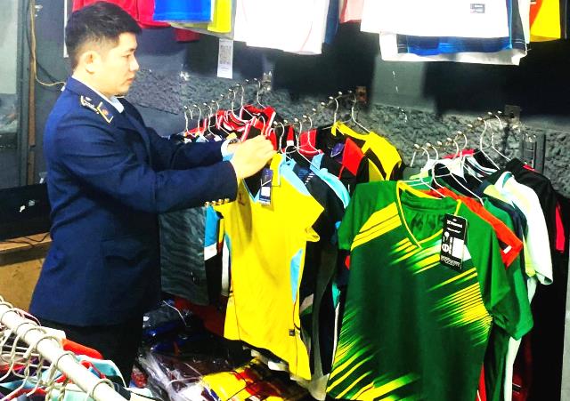 Đội QLTT Số 3 phát hiện các sản phẩm áo thun có dấu hiện xâm phạm quyền sở hữu trí tuệ do Hộ kinh doanh L.T.P.D trưng bày để bán. Đội QLTT Số 3 phát hiện các sản phẩm áo thun có dấu hiện xâm phạm quyền sở hữu trí tuệ do Hộ kinh doanh L.T.P.D trưng bày để bán.