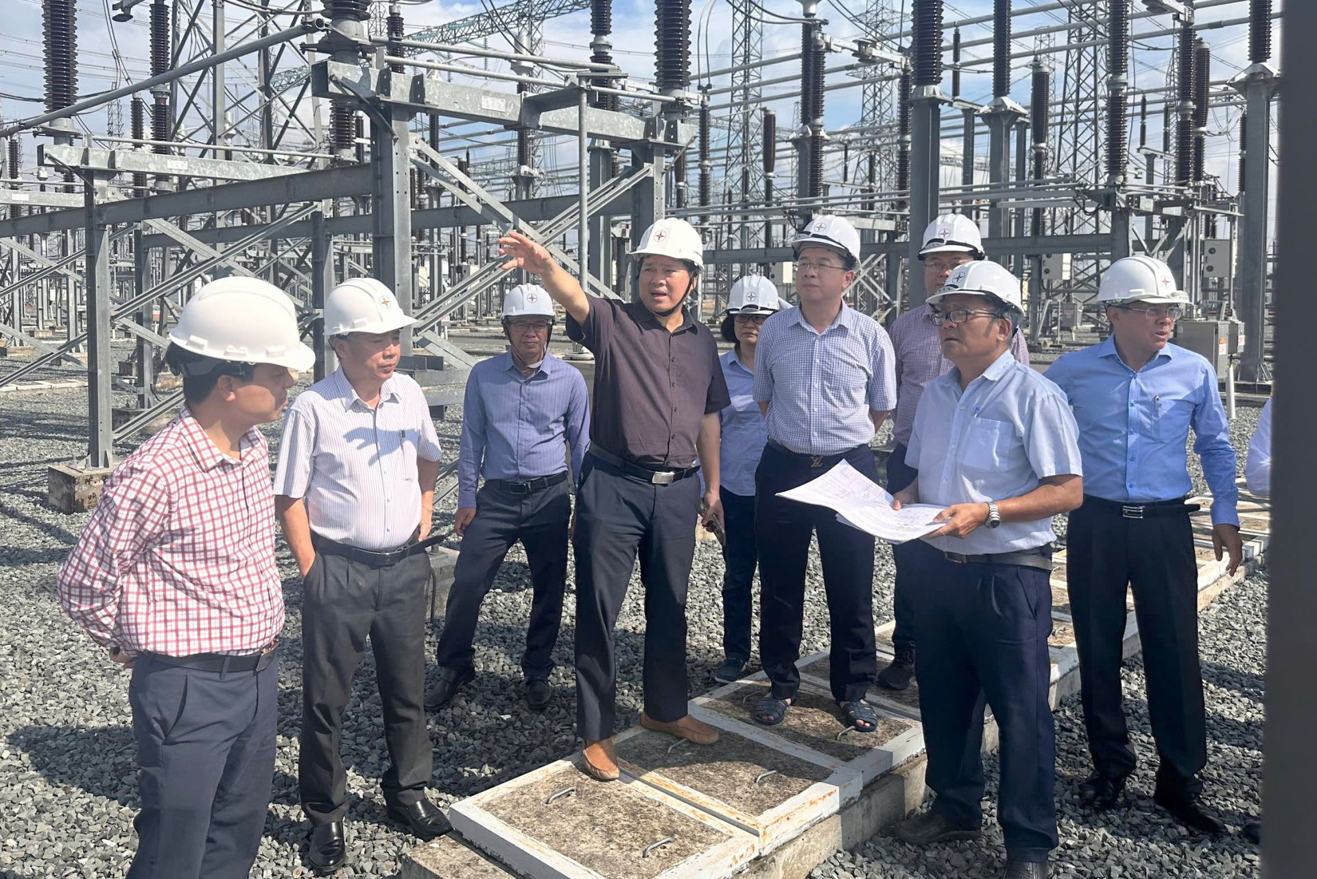 Tổng giám đốc EVNNPT Phạm Lê Phú kiểm tra và nghe báo cáo tiến độ triển khai các dự án Tổng giám đốc EVNNPT Phạm Lê Phú kiểm tra và nghe báo cáo tiến độ triển khai các dự án