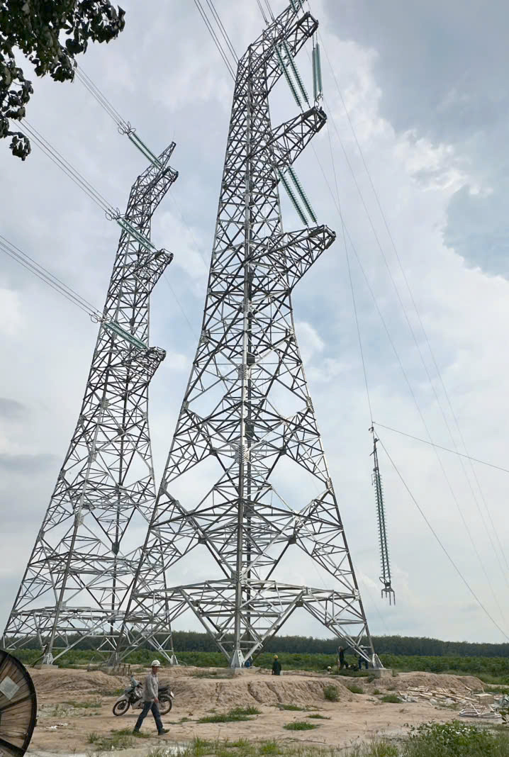 Thi công lắp dựng cột Dự án đường dây 500kV Đức Hòa – Chơn Thành. Thi công lắp dựng cột Dự án đường dây 500kV Đức Hòa – Chơn Thành.