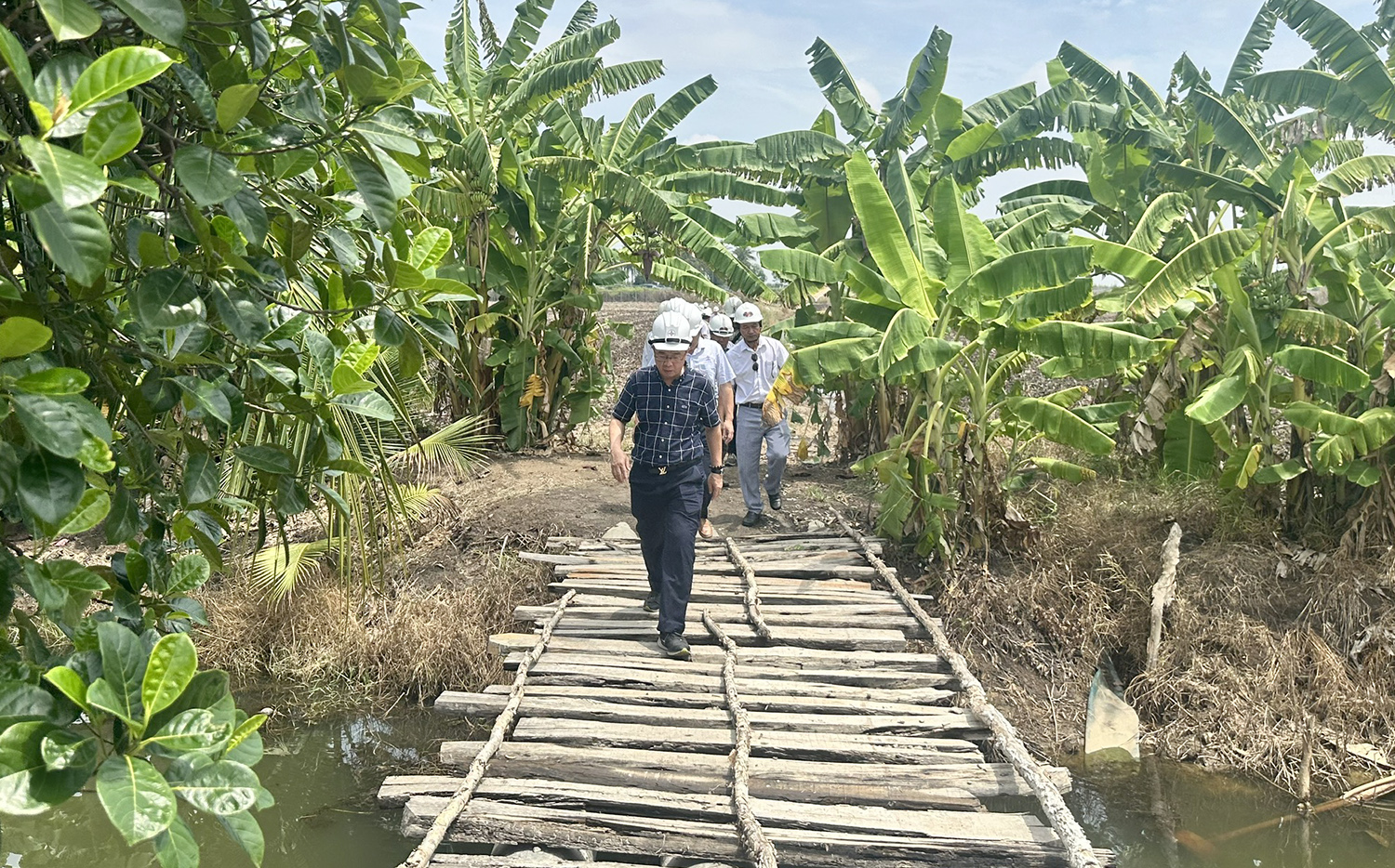 Tổng giám đốc EVNNPT Phạm Lê Phú và đoàn công tác đi thực địa kiểm tra tiến độ thi công dự án truyền tải giải tỏa công suất NMĐ Nhơn Trạch 3 và Nhơn Trạch 4