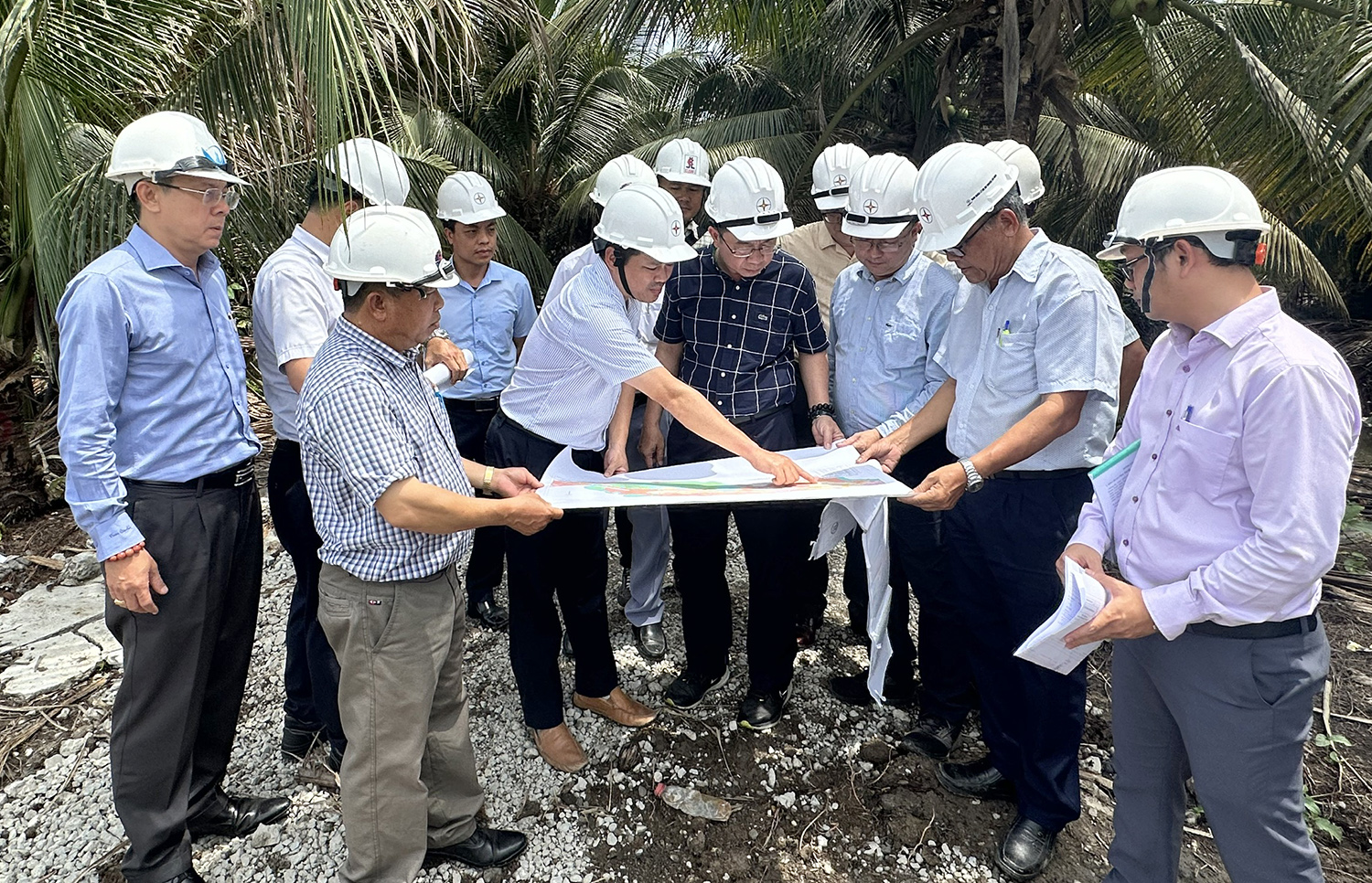 Tổng giám đốc EVNNPT Phạm Lê Phú nghe báo cáo tình hình triển khai tiến độ dự án truyền tải giải tỏa công suất NMĐ Nhơn Trạch 3