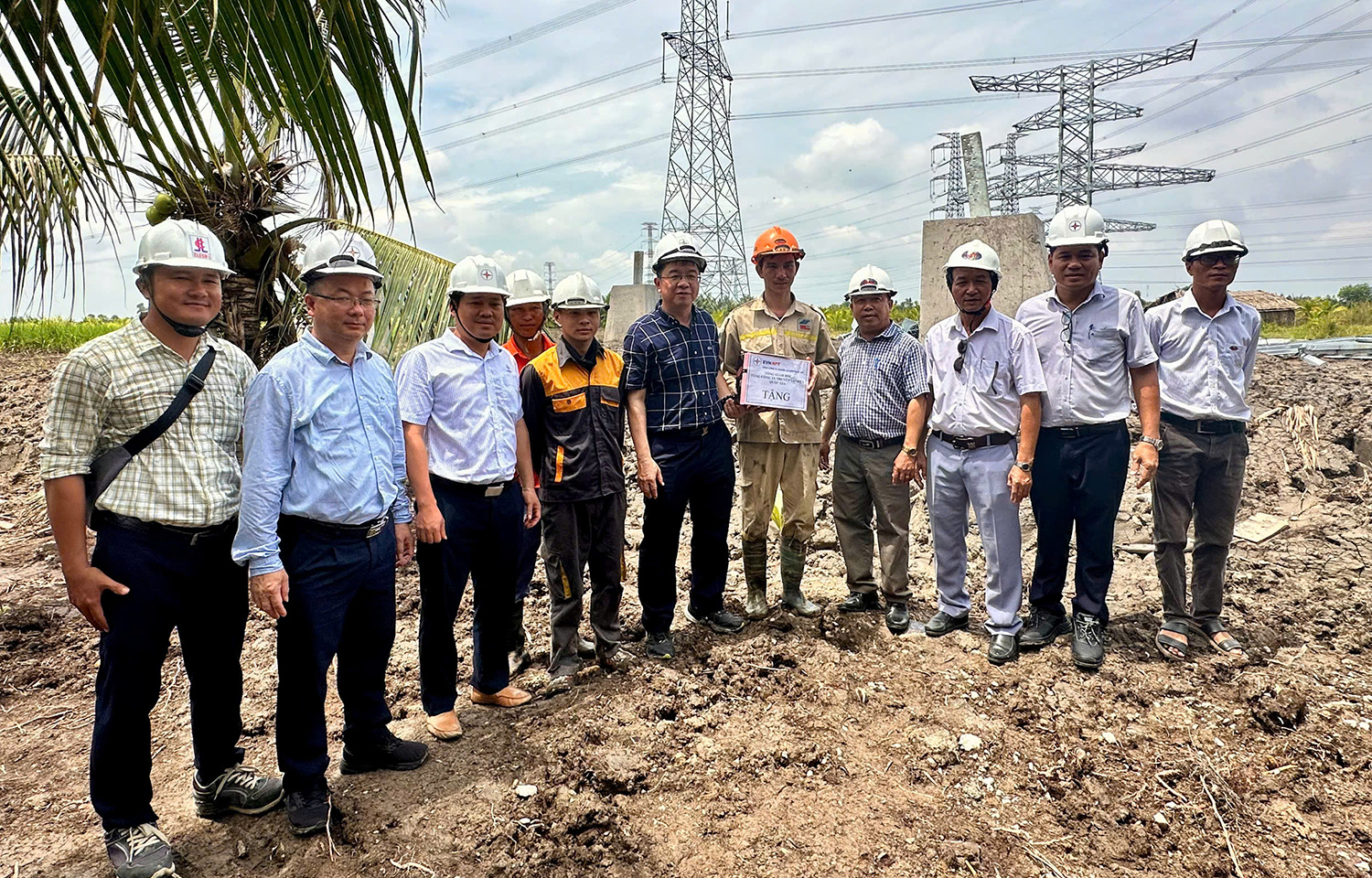 Tổng giám đốc EVNNPT Phạm Lê Phú tặng quà động viên các đơn vị tham gia thi công dự án