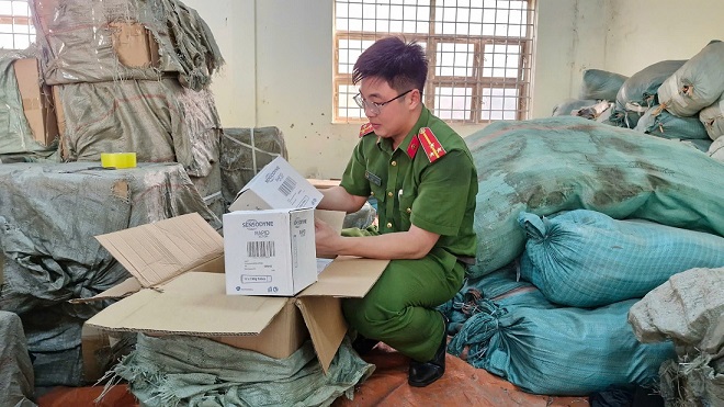 Lực lượng chức năng kiểm tra hàng hóa Lực lượng chức năng kiểm tra hàng hóa