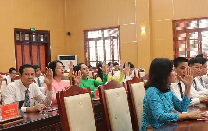 Các đại biểu biểu quyết thông qua các nghị quyết. Các đại biểu biểu quyết thông qua các nghị quyết.