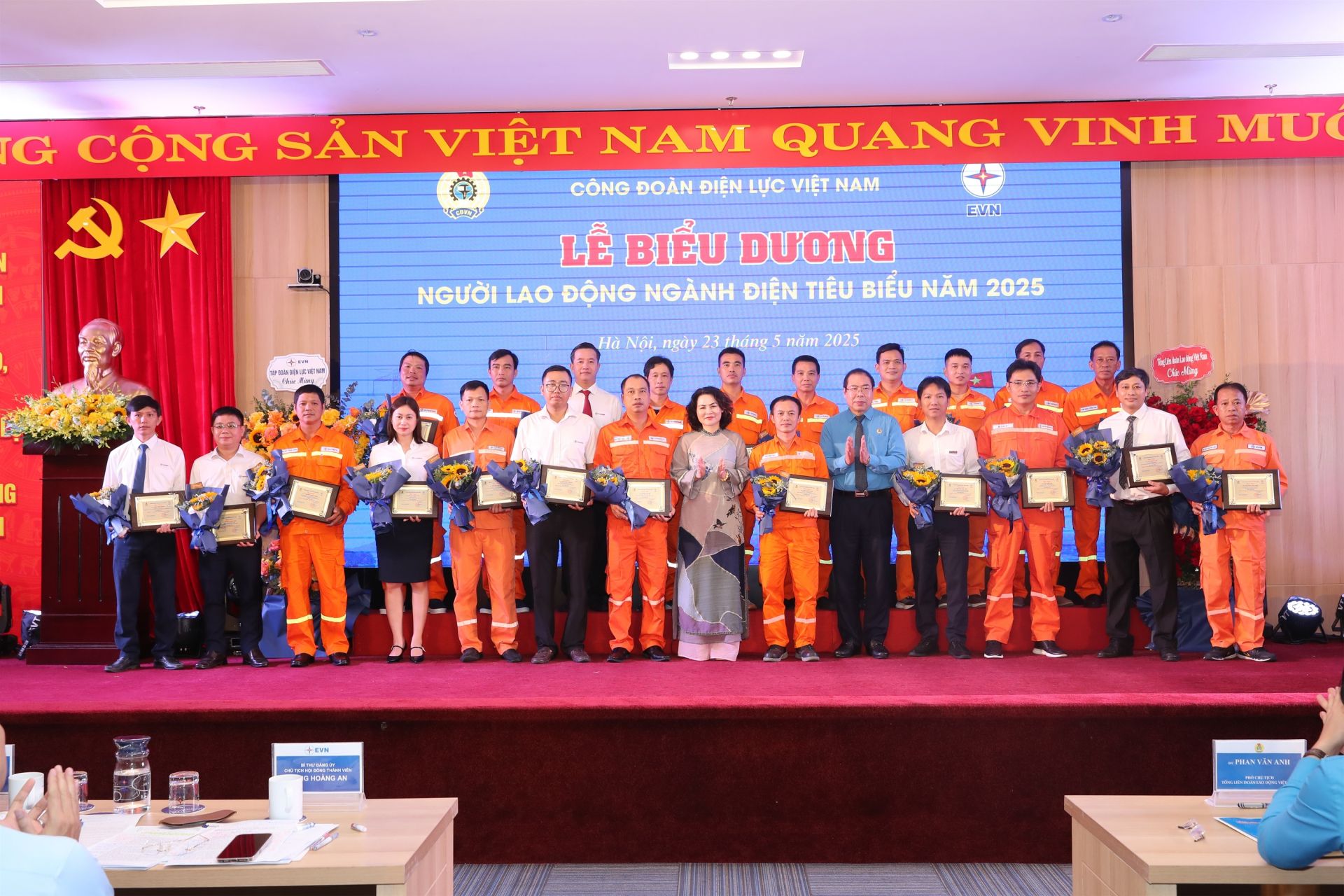 Lãnh đạo Công đoàn Điện lực Việt Nam trao biểu trưng và hoa cho các cá nhân