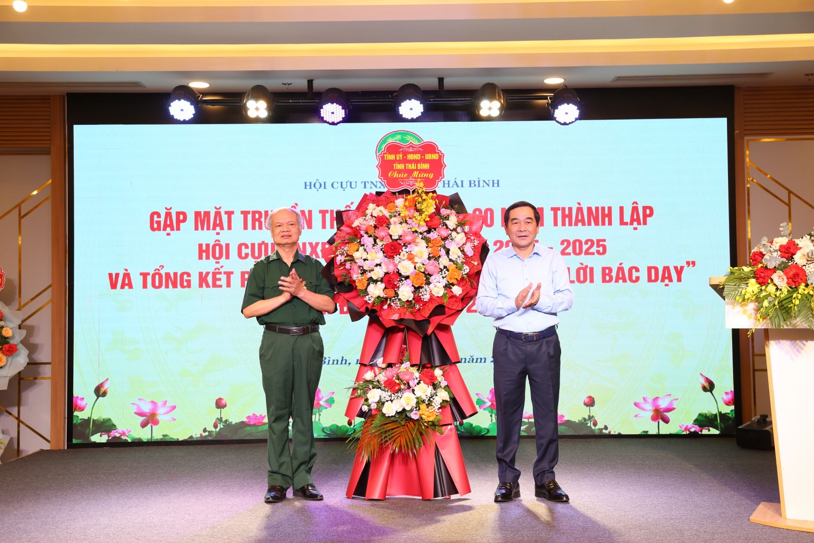 Đồng chí Nguyễn Tiến Thành, Phó Bí thư thường trực Tỉnh ủy, Chủ tịch HĐND tỉnh tặng hoa chúc mừng Hội Cựu TNXP tỉnh. Đồng chí Nguyễn Tiến Thành, Phó Bí thư thường trực Tỉnh ủy, Chủ tịch HĐND tỉnh tặng hoa chúc mừng Hội Cựu TNXP tỉnh.