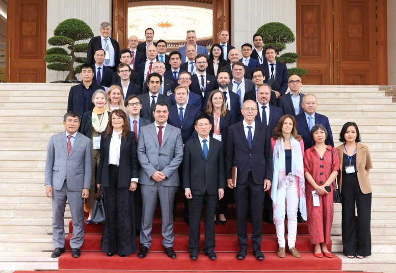 Phó Thủ tướng Hồ Đức Phớc cùng các doanh nghiệp Pháp. Phó Thủ tướng Hồ Đức Phớc cùng các doanh nghiệp Pháp.