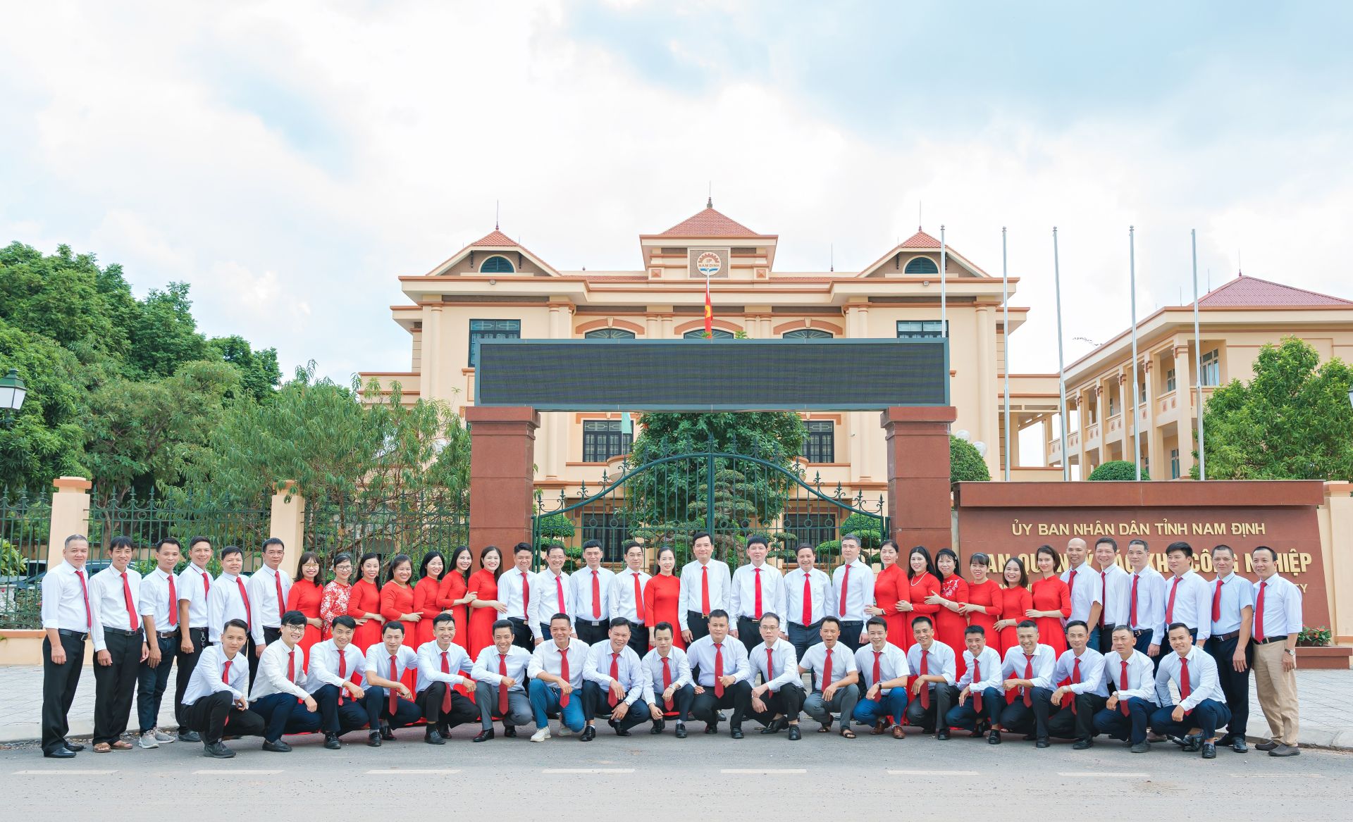 Lãnh đạo, cán bộ, nhận viên Ban Quản lý các KCN Nam Định chụp ảnh lưu niệm kỷ niệm 20 năm ngày thành lập (năm 2023)