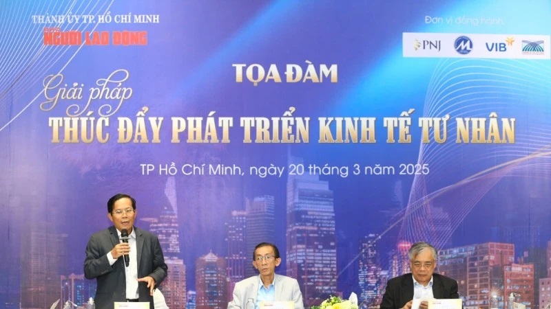 Các diễn giả phát biểu tại Tọa đàm "Giải pháp thúc đẩy phát triển kinh tế tư nhân”. (Ảnh Ban tổ chức)