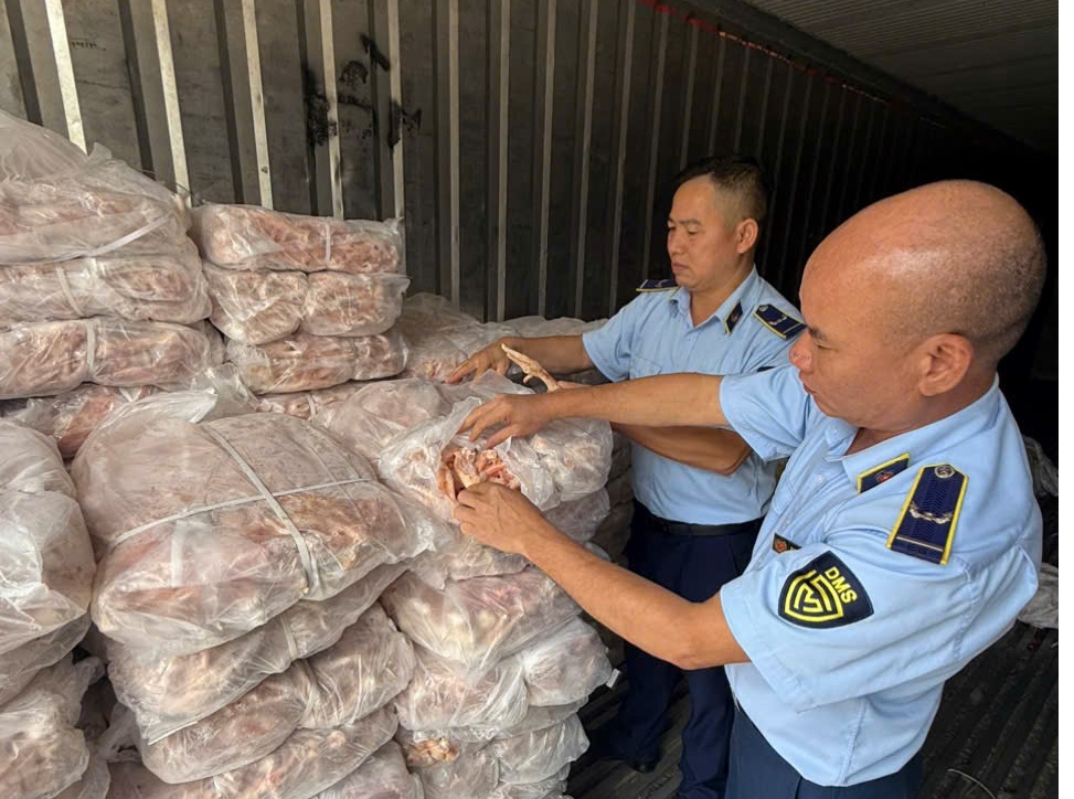 Thu giữ trên 1,5 tấn chân gà đông lạnh, không rõ xuất xứ tại TP. Lào Cai