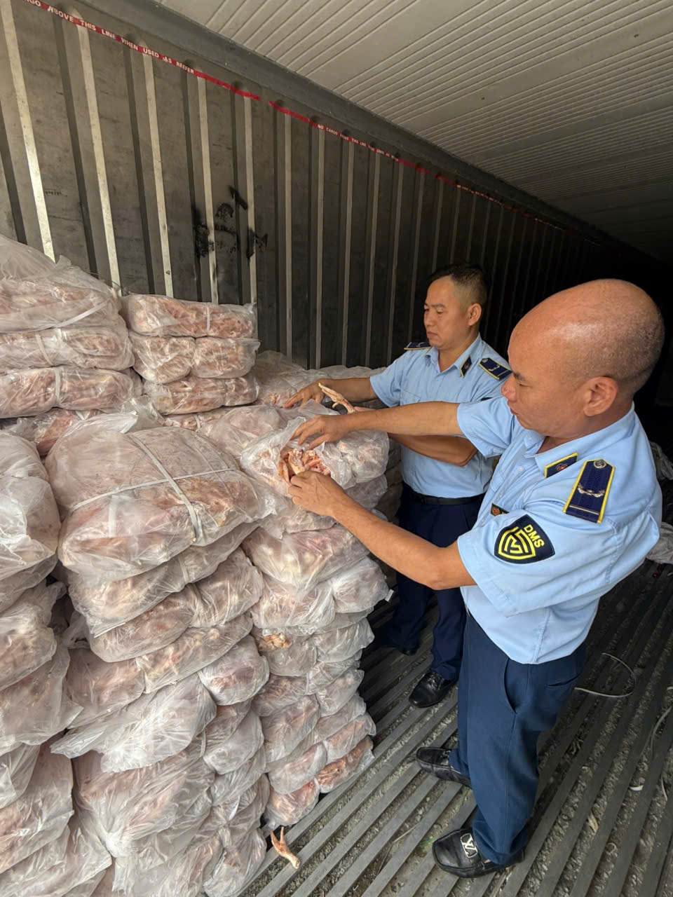 Đội QLTT số 05 thực hiện việc khám lô hàng