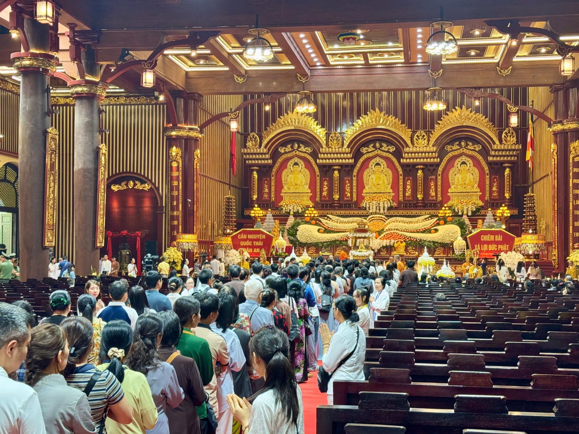 Trên 800.000 lượt người đến chiêm bái xá lợi Đức Phật tại Yên Tử. Trên 800.000 lượt người đến chiêm bái xá lợi Đức Phật tại Yên Tử.