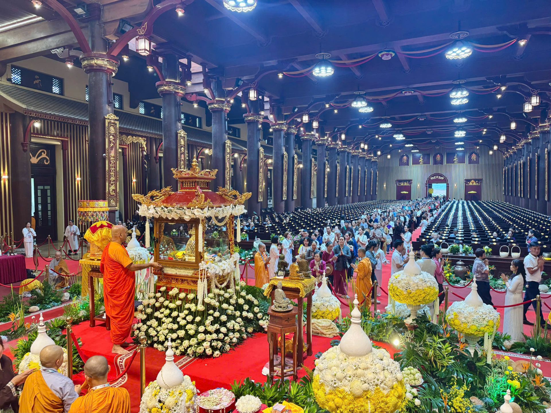 Trên 800.000 lượt người đến chiêm bái xá lợi Đức Phật tại Yên Tử