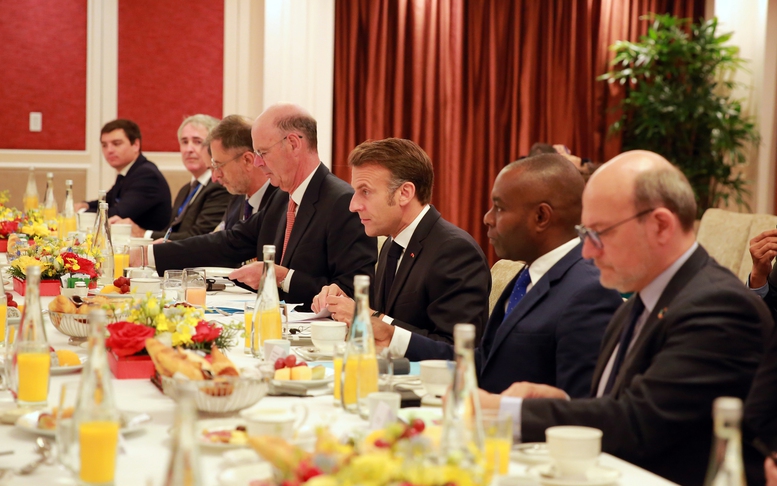 Tổng thống Pháp cũng khẳng định sự ủng hộ của Pháp dành cho Việt Nam thể hiện qua cam kết dành 500 triệu Euro nguồn vốn vay ưu đãi thực hiện các dự án trong khuôn khổ JETP - Ảnh: VGP/Minh Khôi