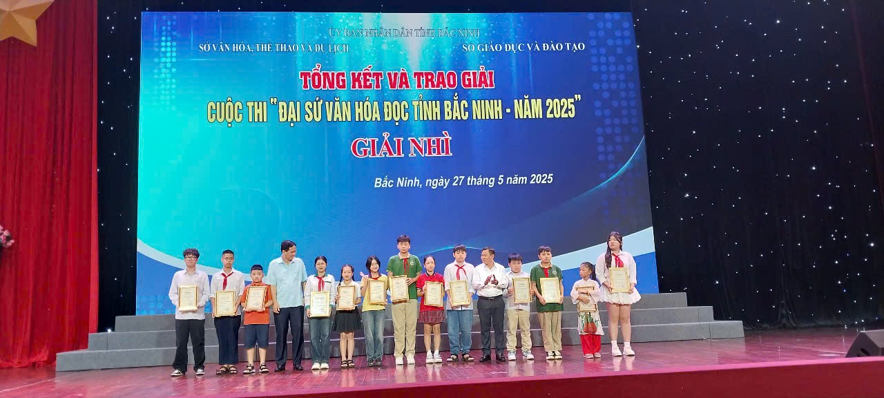 Lãnh đạo Ban Văn hoá - Xã hội, HĐND tỉnh và Sở Giáo dục và Đào tạo trao giải Nhì cho các em học sinh xuất sắc Lãnh đạo Ban Văn hoá - Xã hội, HĐND tỉnh và Sở Giáo dục và Đào tạo trao giải Nhì cho các em học sinh xuất sắc