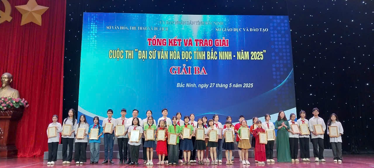 Trao giải Ba cho các em học sinh xuất sắc Trao giải Ba cho các em học sinh xuất sắc