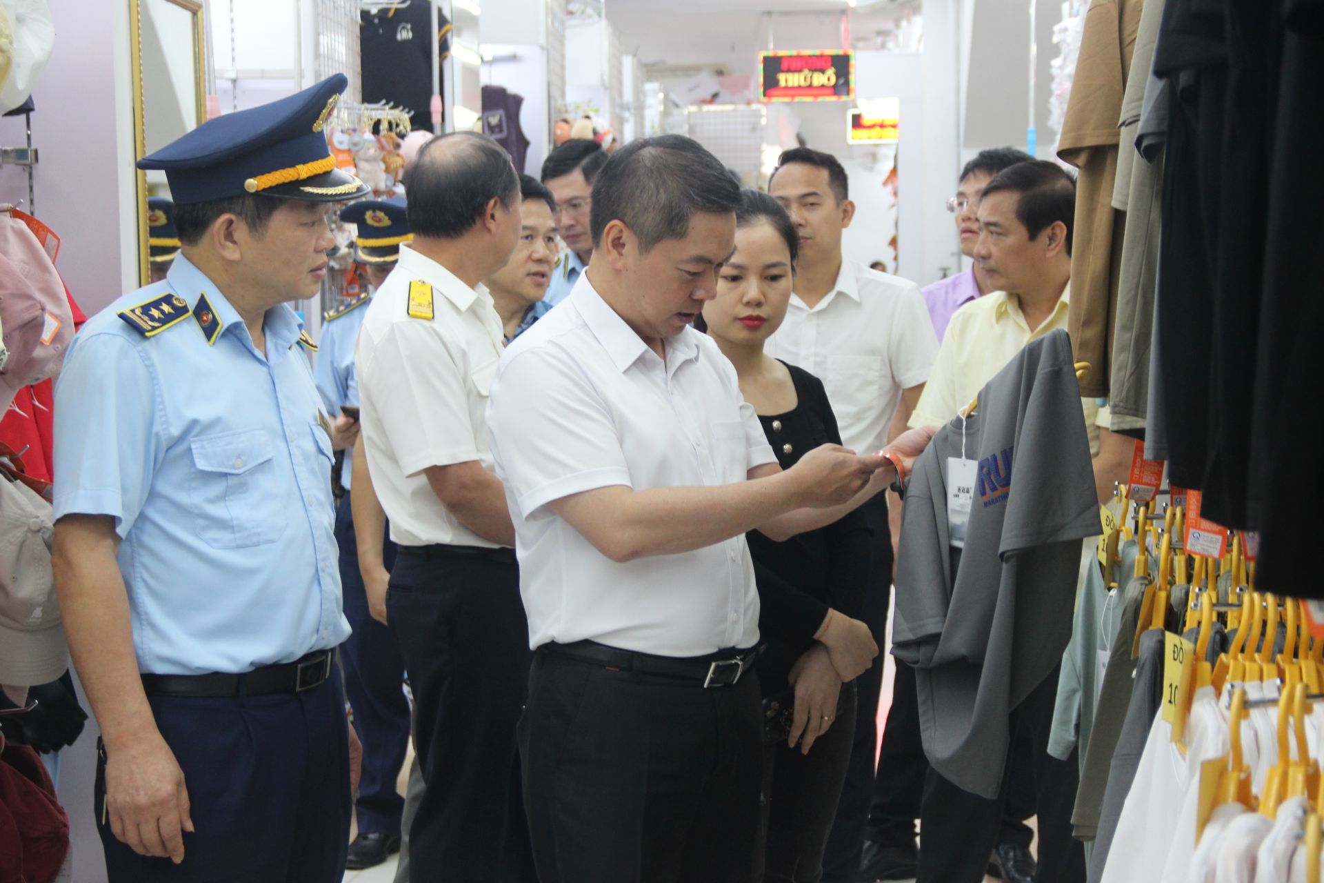 Phó Chủ tịch UBND tỉnh Lạng Sơn Đoàn Thanh Sơn, Trưởng BCĐ 389 Lạng Sơn, Tổ phó Thường trực Tổ công tác 1124 kiểm tra tại Siêu thị Thành Đô, thành phố Lạng Sơn