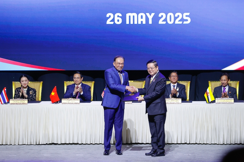 Thủ tướng Malaysia Anwar Ibrahim trao Tuyên bố 'ASEAN 2045: Tương lai chung của chúng ta' cho Tổng Thư ký ASEAN Kao Kim Hourn - Ảnh: VGP/Nhật Bắc Thủ tướng Malaysia Anwar Ibrahim trao Tuyên bố 'ASEAN 2045: Tương lai chung của chúng ta' cho Tổng Thư ký ASEAN Kao Kim Hourn - Ảnh: VGP/Nhật Bắc