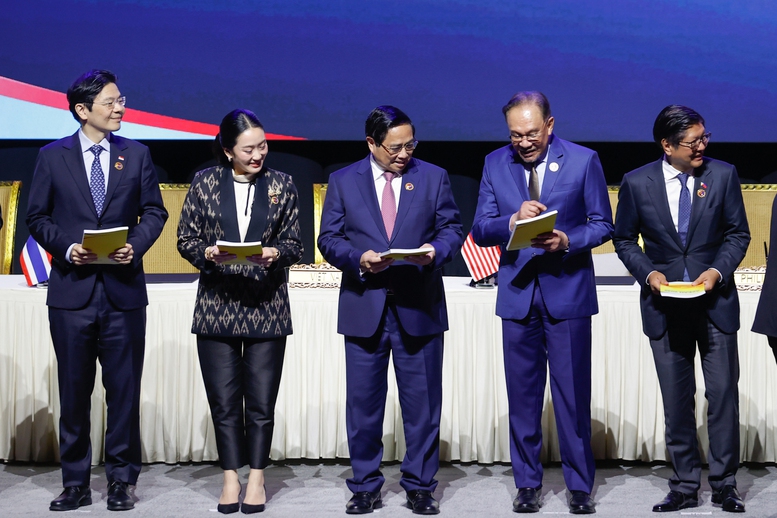 Thủ tướng Malaysia Anwar Ibrahim trò chuyện cùng Thủ tướng Phạm Minh Chính và lãnh đạo một số nước ASEAN sau khi ký Tuyên bố 'ASEAN 2045: Tương lai chung của chúng ta' - Ảnh: VGP/Nhật Bắc Thủ tướng Malaysia Anwar Ibrahim trò chuyện cùng Thủ tướng Phạm Minh Chính và lãnh đạo một số nước ASEAN sau khi ký Tuyên bố 'ASEAN 2045: Tương lai chung của chúng ta' - Ảnh: VGP/Nhật Bắc