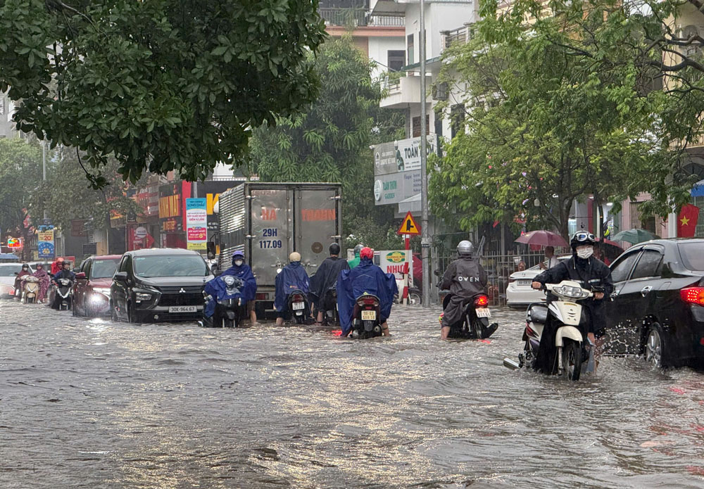 Mưa lớn gây gập các tuyến đường trong đô thị. Mưa lớn gây gập các tuyến đường trong đô thị.