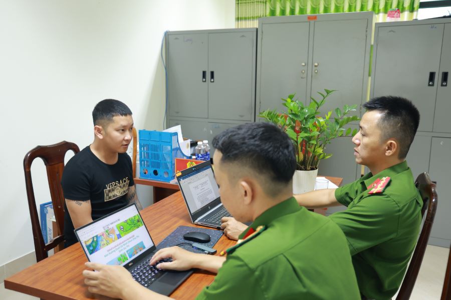 Nguyễn Hữu Phong tại cơ quan Công an.