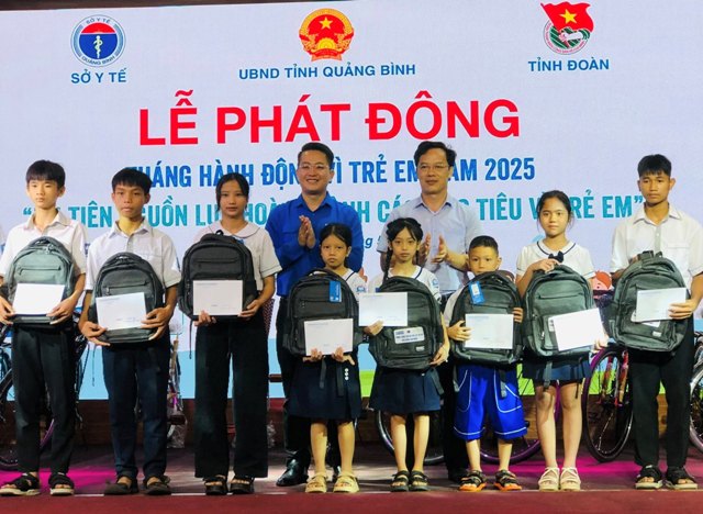 Những phần quà ý nghĩa trao tặng trẻ em mồ côi và trẻ có hoàn cảnh đặc biệt khó khăn.