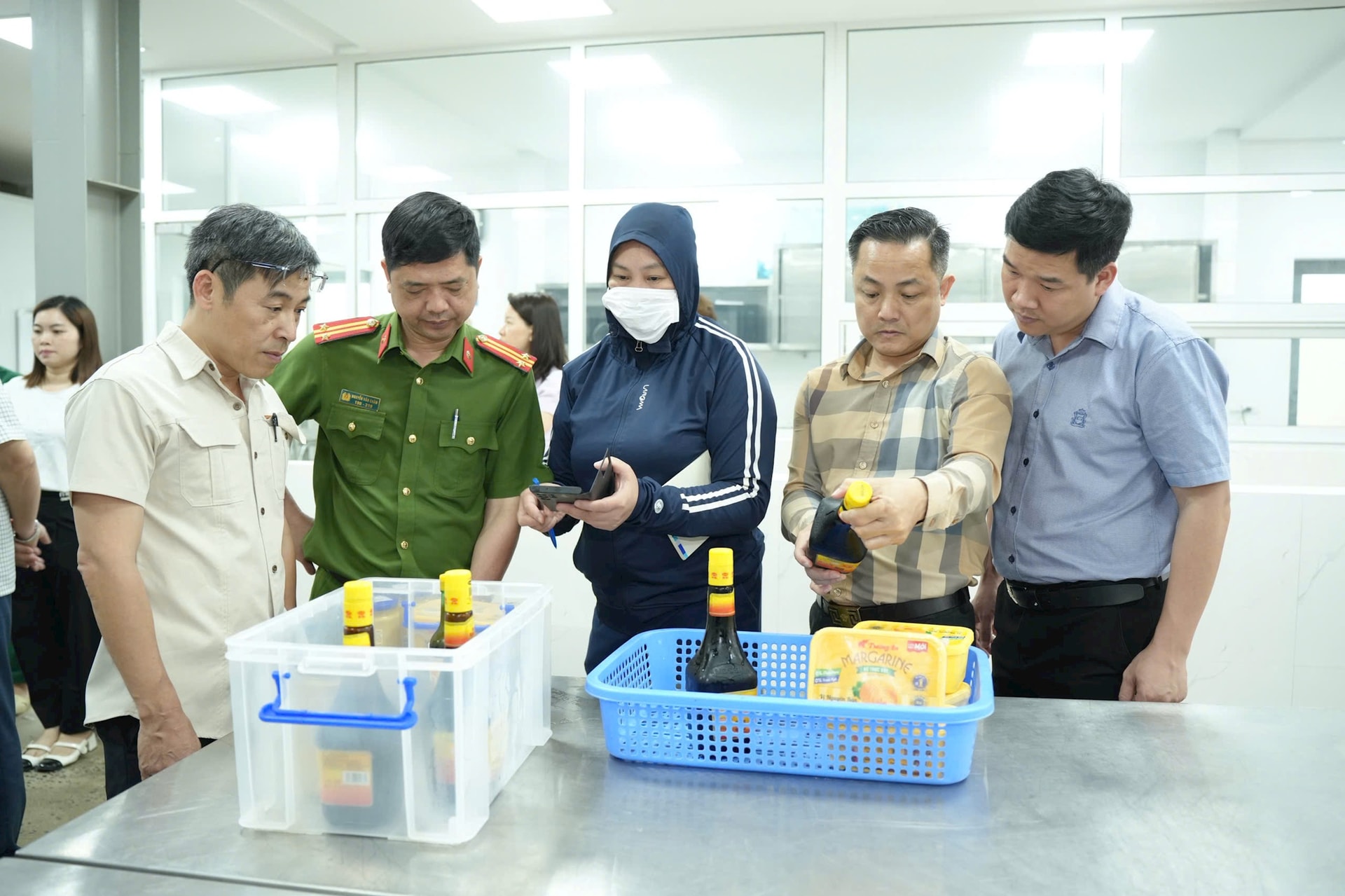 Đoàn kiểm tra liên ngành công tác ATTP số 1 của TP. Hà Nội kiểm tra công tác ATTP tại Công ty CP thương mại quốc tế và xây dựng Anh Minh (số 7 ngõ 409 đường An Dương Vương, phường Phú Thượng, quận Tây Hồ). Ảnh: Minh Phương