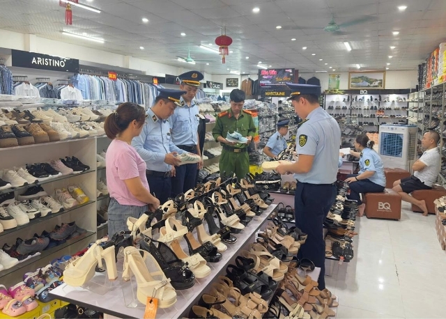 Lực lượng chức năng kiểm tra tại cơ sở kinh doanh. Lực lượng chức năng kiểm tra tại cơ sở kinh doanh.