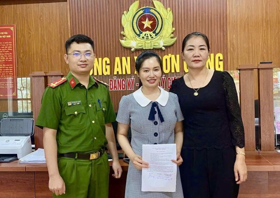 Chị Thủy (áo đen) đã trả lại số tiền cho chị Duyên trước sự chứng kiến của cơ quan công an.