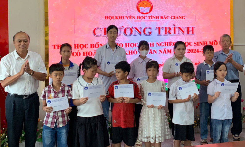 Đồng chí Nguyễn Văn Linh, nguyên Chủ tịch UBND tỉnh, Chủ tịch Hội Khuyến học tỉnh trao học bổng cho học sinh hoàn cảnh khó khăn trên địa bàn tỉnh. Đồng chí Nguyễn Văn Linh, nguyên Chủ tịch UBND tỉnh, Chủ tịch Hội Khuyến học tỉnh trao học bổng cho học sinh hoàn cảnh khó khăn trên địa bàn tỉnh.