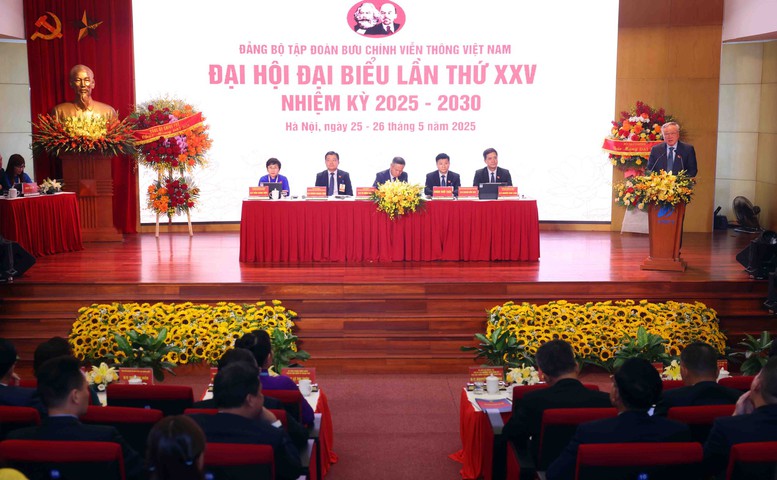 Phó Thủ tướng Thường trực Chính phủ Nguyễn Hòa Bình biểu dương Đảng bộ Tập đoàn VNPT đã chuẩn bị Đại hội rất nghiêm túc, bảo đảm đúng nguyên tắc theo hướng dẫn của Trung ương và Đảng ủy Chính phủ, đáp ứng yêu cầu, nhiệm vụ đặt ra - Ảnh: VGP/Nguyễn Hoàng Phó Thủ tướng Thường trực Chính phủ Nguyễn Hòa Bình biểu dương Đảng bộ Tập đoàn VNPT đã chuẩn bị Đại hội rất nghiêm túc, bảo đảm đúng nguyên tắc theo hướng dẫn của Trung ương và Đảng ủy Chính phủ, đáp ứng yêu cầu, nhiệm vụ đặt ra - Ảnh: VGP/Nguyễn Hoàng