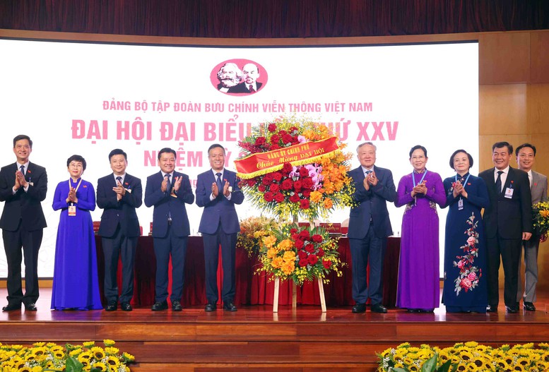 Phó Thủ tướng Thường trực Chính phủ Nguyễn Hòa Bình tặng hoa chúc mừng Đại hội đại biểu Đảng bộ Tập đoàn Bưu chính Viễn thông Việt Nam (VNPT) lần thứ XXV, nhiệm kỳ 2025 – 2030 - Ảnh: VGP/Nguyễn Hoàng Phó Thủ tướng Thường trực Chính phủ Nguyễn Hòa Bình tặng hoa chúc mừng Đại hội đại biểu Đảng bộ Tập đoàn Bưu chính Viễn thông Việt Nam (VNPT) lần thứ XXV, nhiệm kỳ 2025 – 2030 - Ảnh: VGP/Nguyễn Hoàng