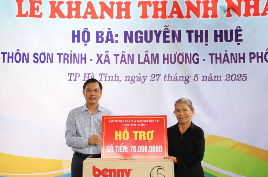 Ông Trần Việt Hà, Bí thư Thành ủy, Trưởng BCĐ xóa nhà tạm, nhà dột nát thành phố Hà Tĩnh trao hỗ trợ 70.000 triệu đồng và phần quà cho gia đình bà Nguyễn Thị Huệ ở xã Tân Lâm Hương. Ông Trần Việt Hà, Bí thư Thành ủy, Trưởng BCĐ xóa nhà tạm, nhà dột nát thành phố Hà Tĩnh trao hỗ trợ 70.000 triệu đồng và phần quà cho gia đình bà Nguyễn Thị Huệ ở xã Tân Lâm Hương.