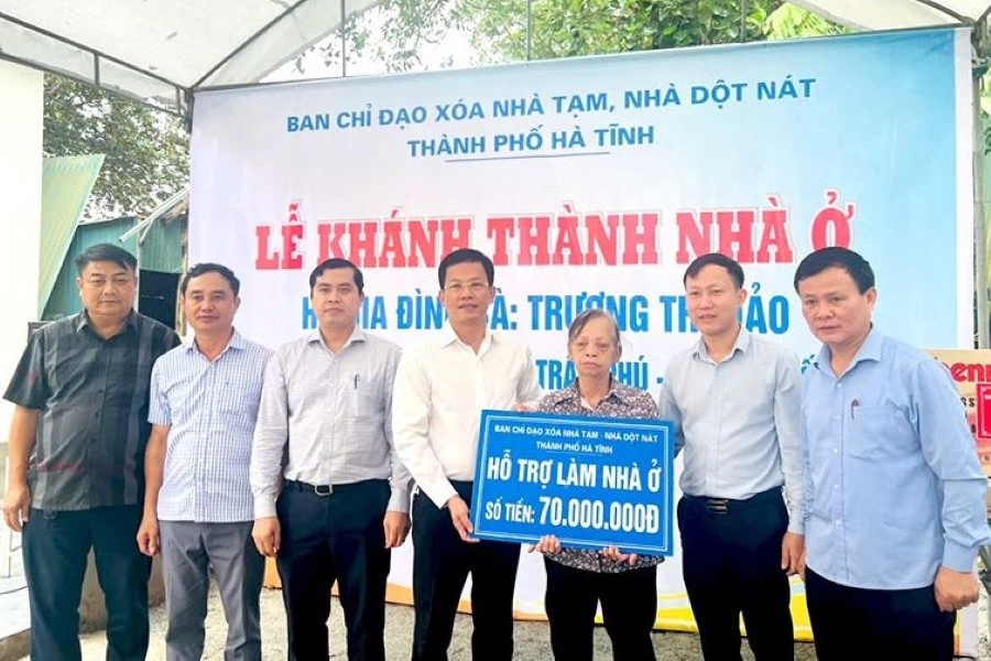 Ông Nguyễn Trọng Hiếu, Chủ tịch UBND thành phố Hà Tĩnh dự lễ khánh thành nhà ở của gia đình bà Trương Thị Hảo ở phường Trần Phú, thuộc diện hộ nghèo, có hoàn cảnh đặc biệt khó khăn.