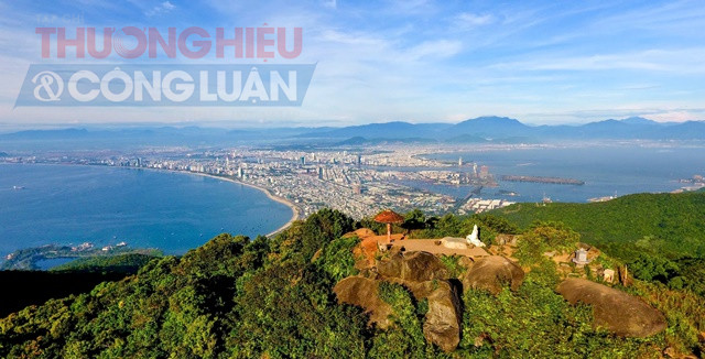 Từ Đỉnh Bàn Cờ, toàn bộ khung cảnh Đà Nẵng như được quy tụ, tạo cảm giác như lạc vào chốn bồng lai tiên cảnh. Ảnh: Huỳnh Sơn
