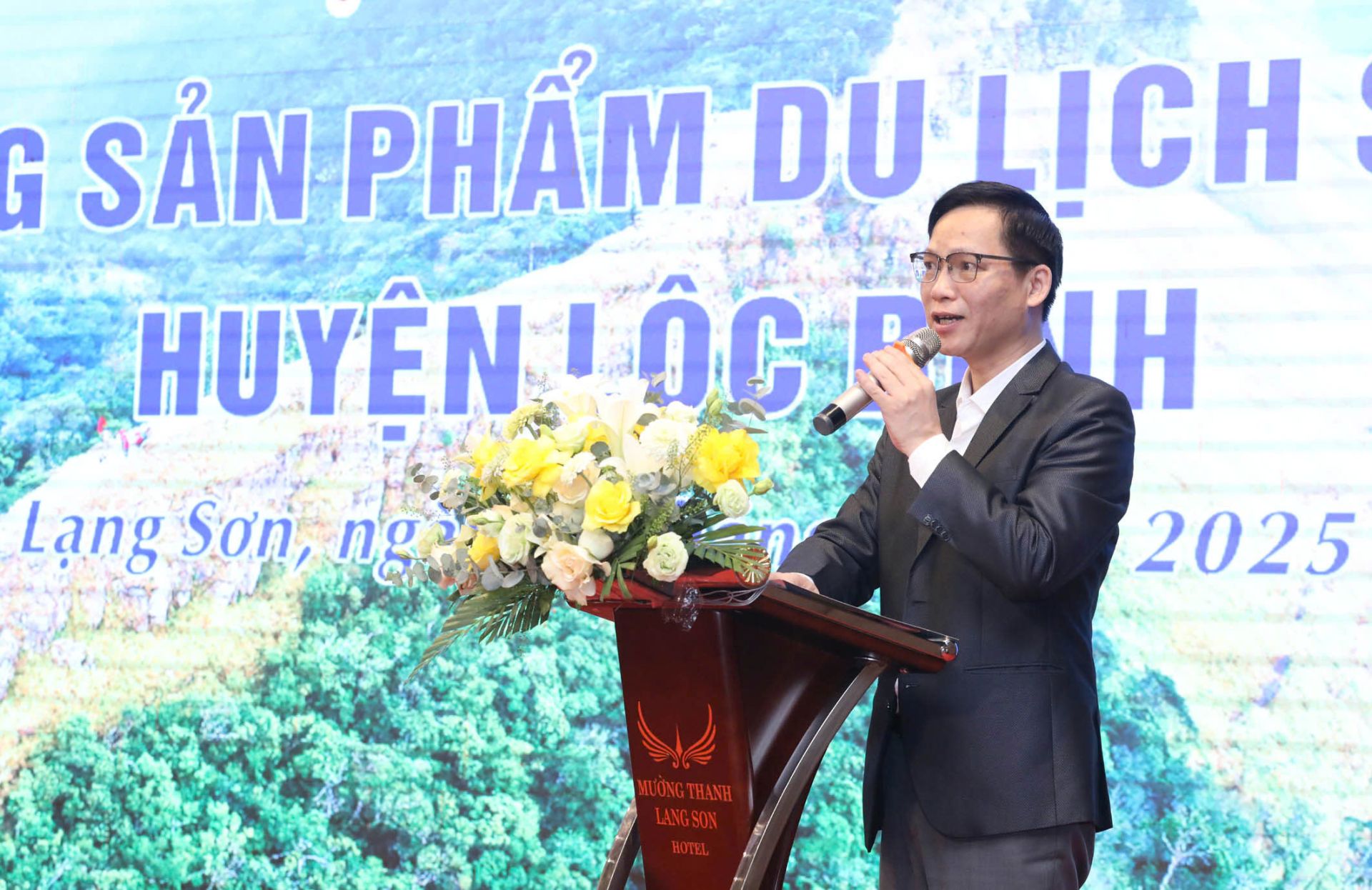 Giám đốc Trung tâm Xúc tiến Đầu tư, Thương mại và Du lịch tỉnh Lạng Sơn Hoàng Xuân Thuận phát biểu khai mạc hội nghị Giám đốc Trung tâm Xúc tiến Đầu tư, Thương mại và Du lịch tỉnh Lạng Sơn Hoàng Xuân Thuận phát biểu khai mạc hội nghị
