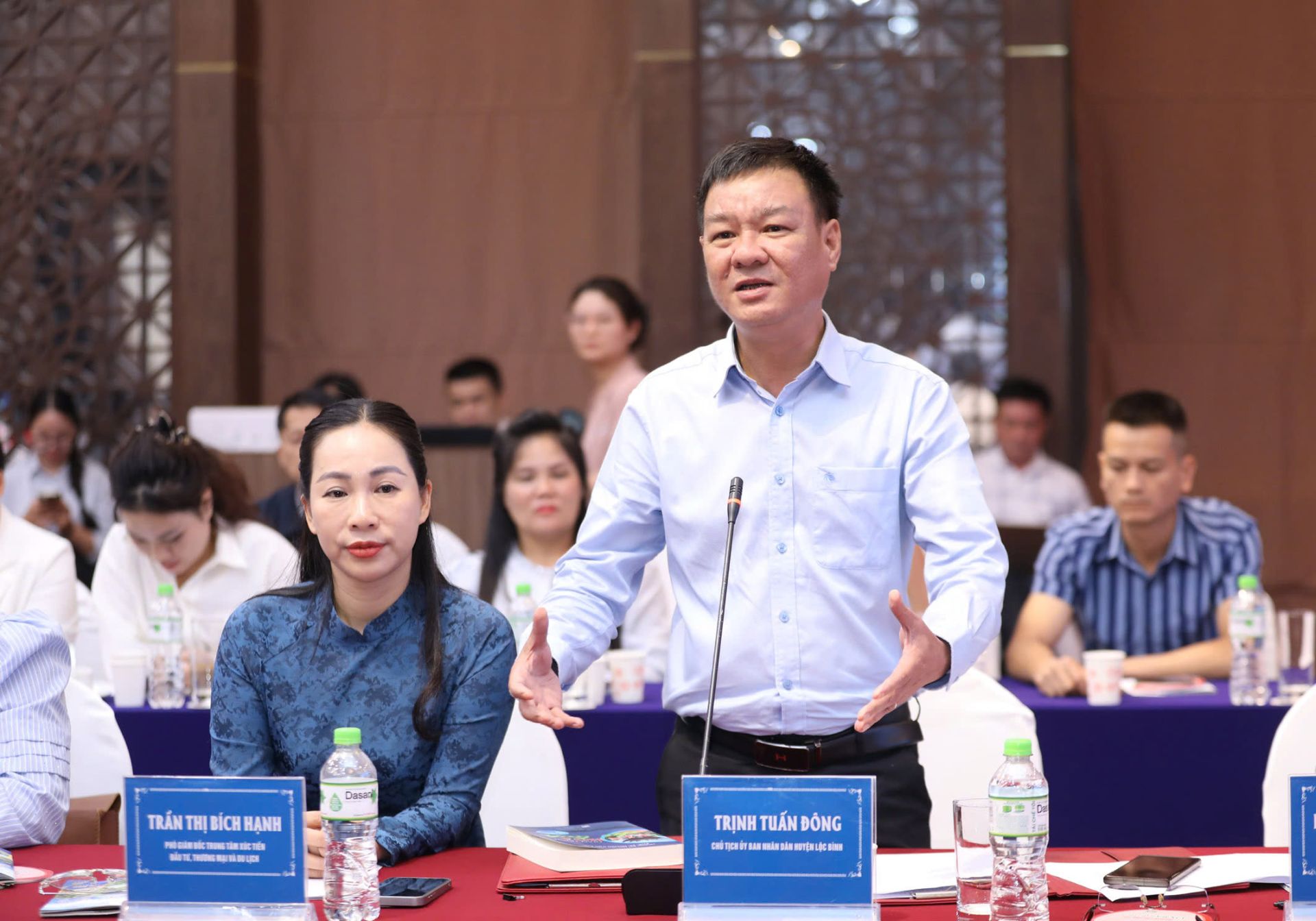 Chủ tịch UBND huyện Lộc Bình Trịnh Tuấn Đông phát biểu tại hội nghị Chủ tịch UBND huyện Lộc Bình Trịnh Tuấn Đông phát biểu tại hội nghị