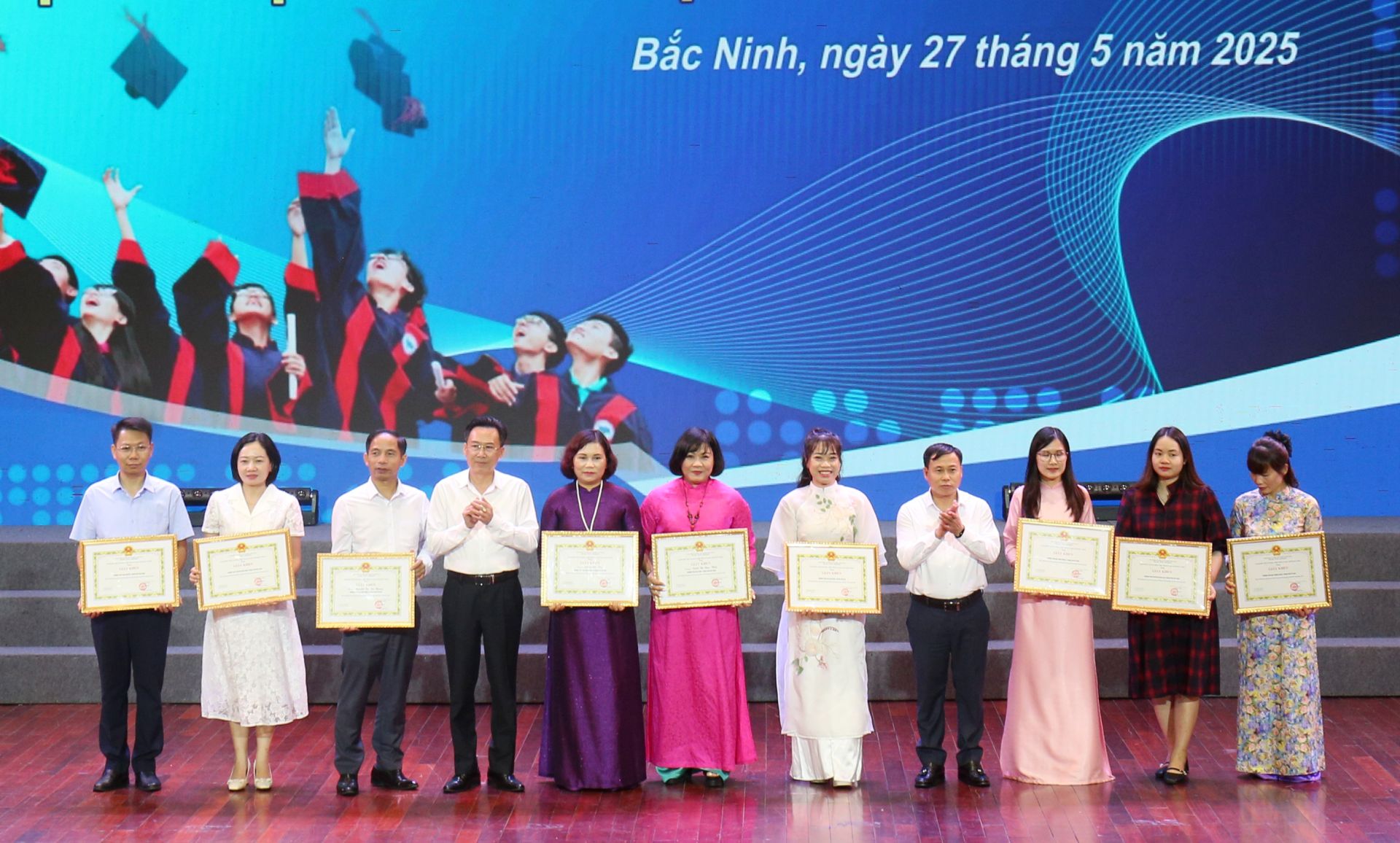Lãnh đạo Sở VH,TT&DL trao Giấy khen cho các tập thể, cá nhân.