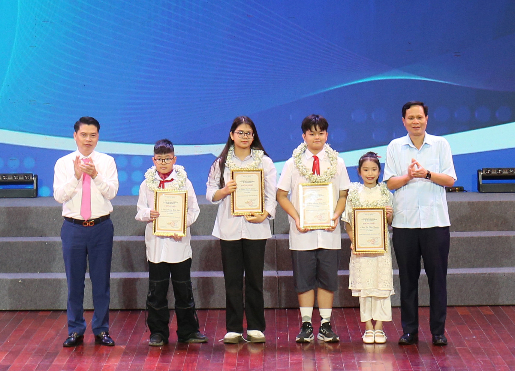 Lãnh đạo Ban Văn hoá - Xã hội, HĐND tỉnh; Sở VH,TT&DL trao giải Nhất cho các em học sinh xuất sắc