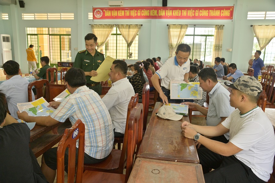 Cán bộ Biên phòng và Công ty Khí Cà Mau phát tờ rơi nội dung liên quan đến chống khai thác IUU và tài liệu bảo vệ ống dẫn khí PM3.