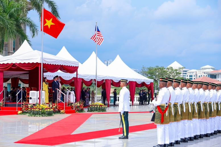 Chiều 25/5, Thủ tướng Chính phủ Malaysia Anwar Ibrahim và Phu nhân chủ trì lễ đón chính thức Thủ tướng Chính phủ Phạm Minh Chính và Phu nhân, cùng Đoàn đại biểu cấp cao Việt Nam thăm chính thức Malaysia và tham dự Hội nghị Cấp cao ASEAN lần thứ 46 và các hội nghị cấp cao liên quan - Ảnh: VGP/Nhật Bắc Chiều 25/5, Thủ tướng Chính phủ Malaysia Anwar Ibrahim và Phu nhân chủ trì lễ đón chính thức Thủ tướng Chính phủ Phạm Minh Chính và Phu nhân, cùng Đoàn đại biểu cấp cao Việt Nam thăm chính thức Malaysia và tham dự Hội nghị Cấp cao ASEAN lần thứ 46 và các hội nghị cấp cao liên quan - Ảnh: VGP/Nhật Bắc