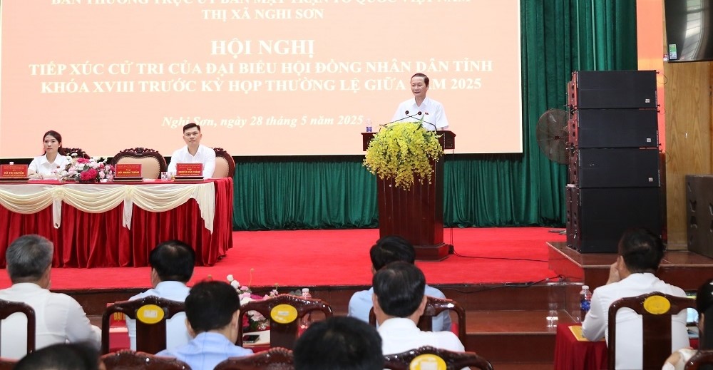 Chủ tịch UBND tỉnh Đỗ Minh Tuấn phát biểu tại buổi tiếp xúc cử tri.