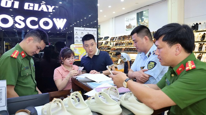 Thanh Hóa: Phát hiện hàng trăm sản phẩm thời trang hiệu nổi tiếng nghi giả mạo tại cửa hàng Tùng Moscow