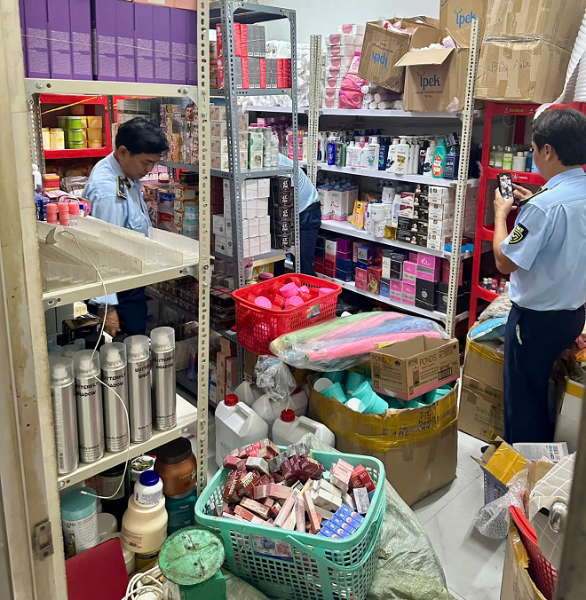 Lực lượng chức năng kiểm tra cơ sở kinh doanh, thu giữ 2.000 sản phẩm không rõ nguồn gốc xuất xứ Lực lượng chức năng kiểm tra cơ sở kinh doanh, thu giữ 2.000 sản phẩm không rõ nguồn gốc xuất xứ
